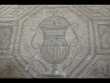 06323 ostia - regio iii - insula ix - domus dei dioscuri (iii,ix,1) - raum h - mosaik - vase - gesehen von sueden.jpg